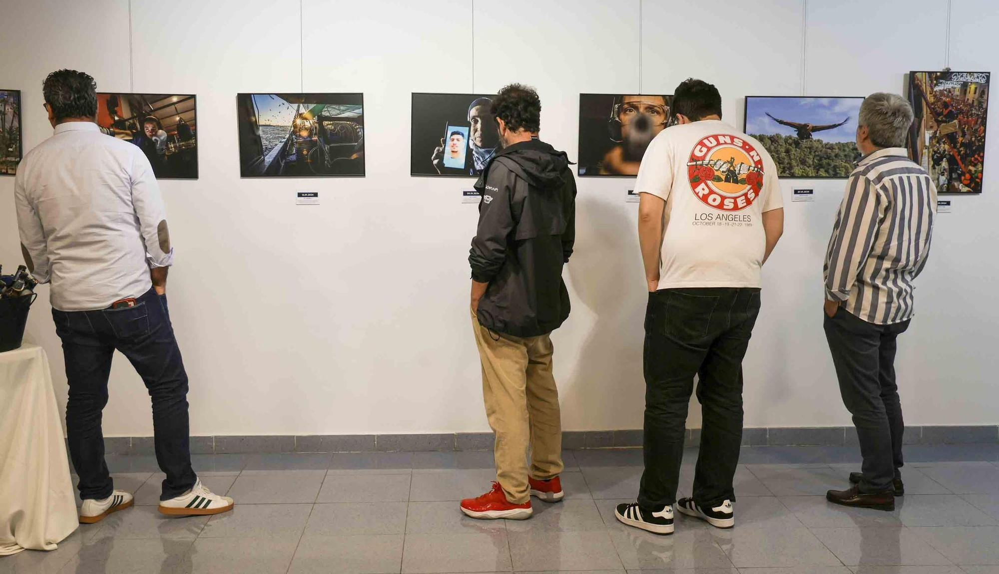 lleno total en la inauguración de INFotoperiodistas 2024,. un año de fotografía de prensa en Alicante