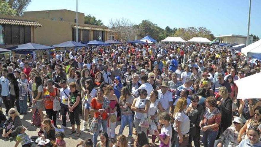 Cada año, numeroso público asiste a la fiesta intercultural en las escuelas de Sant Francesc.