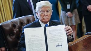 Donald Trump muestra una de las órdenes que firmó el martes 24 de enero sobre los oleoductos.