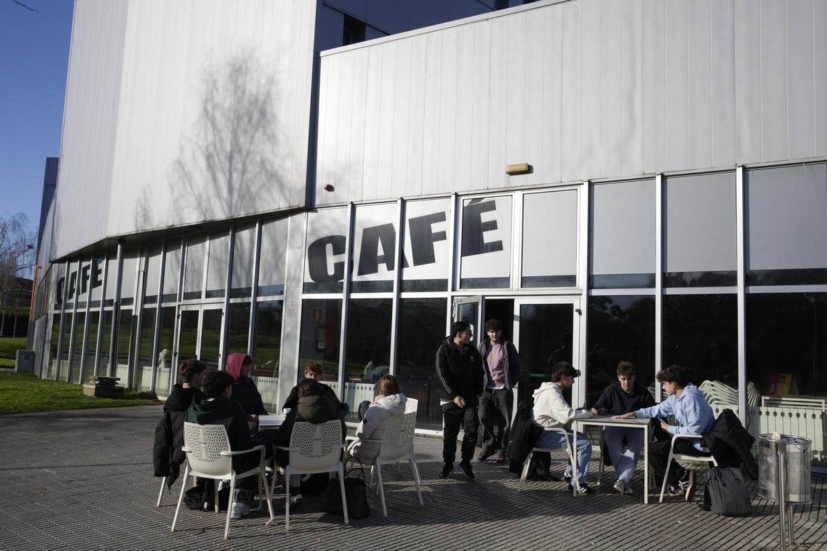 La cafetería de la Escuela Politécnica de Ingeniería, este mediodía.