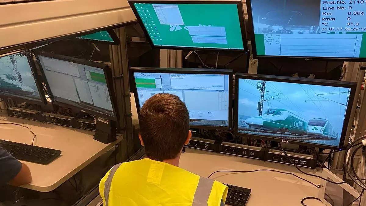El tren laboratorio de Adif Alta Velocidad circuló anoche entre Beniel y Murcia