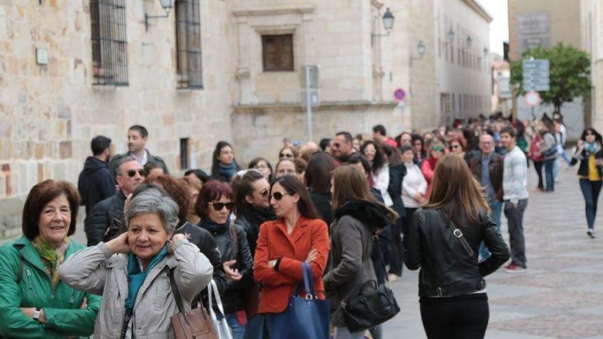 Largas colas que llegaban a la plaza de Viriato para entrar a la conferencia de César Bona