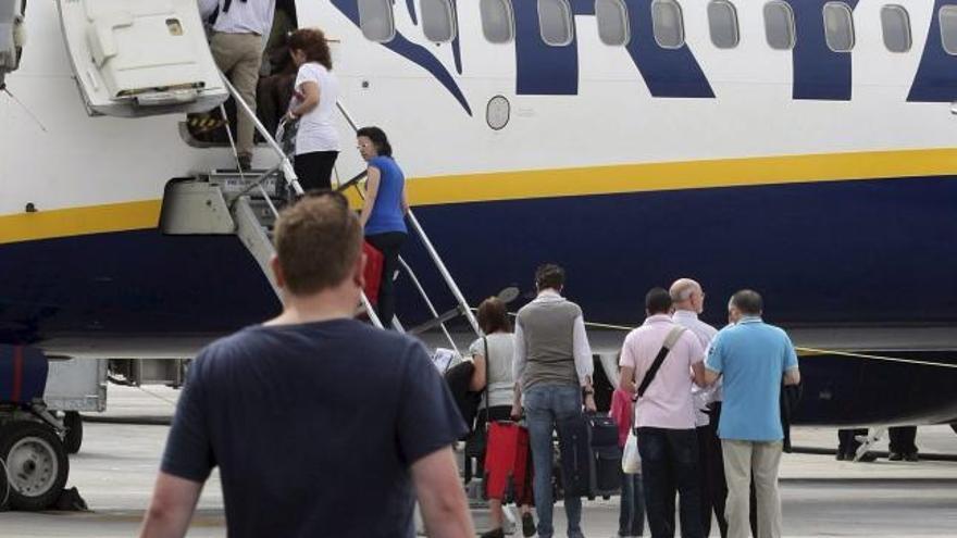 Pruebas de embarque y desembarque a pie de pista sin utilización de los &#039;fingers&#039; en la nueva terminal del aeropuerto de El Altet de Alicante, el pasado mes de mayo