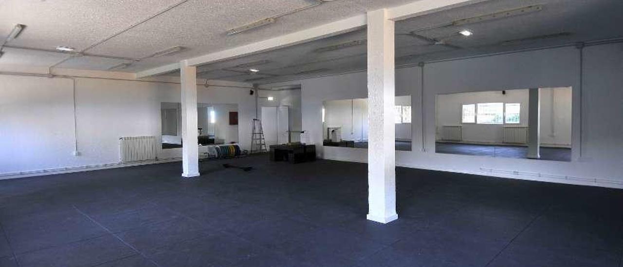 La sala que se utilizará como gimnasio en el complejo deportivo de Riaño.