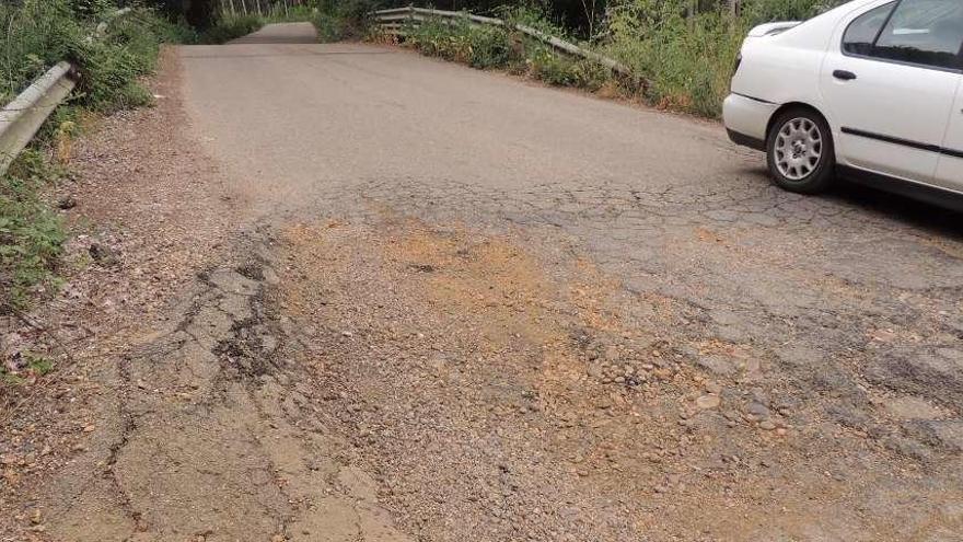 Bache en la carretera de Villabrázaro causado por un &quot;blandón&quot;.