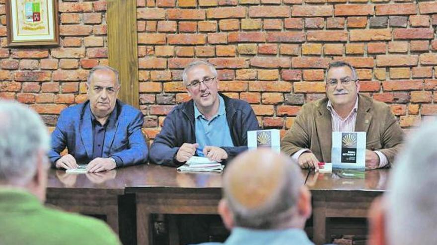 Por la izquierda, Pedro Rodríguez, J. A. Vega y Carlos Cuesta, durante el acto de presentación del libro.