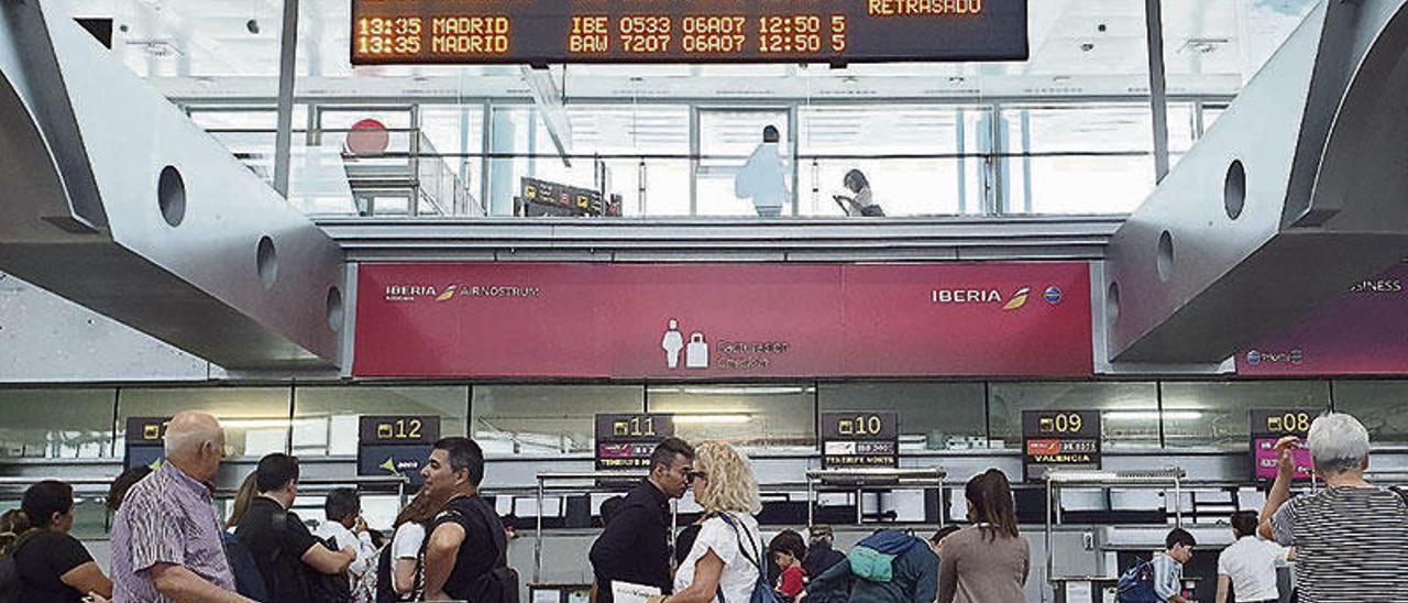 Pasajeros en el aeropuerto de Peinador en una jornada de retrasos y cancelaciones de vuelos.  // M.G.Brea