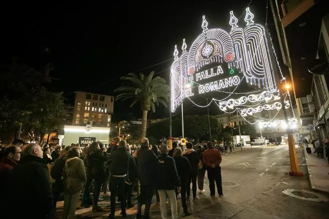 Así es el espectacular alumbrado de la Falla El Romano de Sagunt