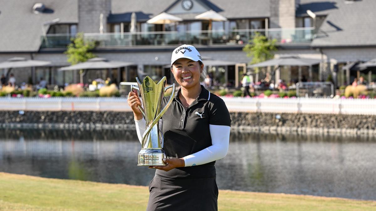 La joven canadiense, Anna Huang, con su trofeo de ganadora en Londres