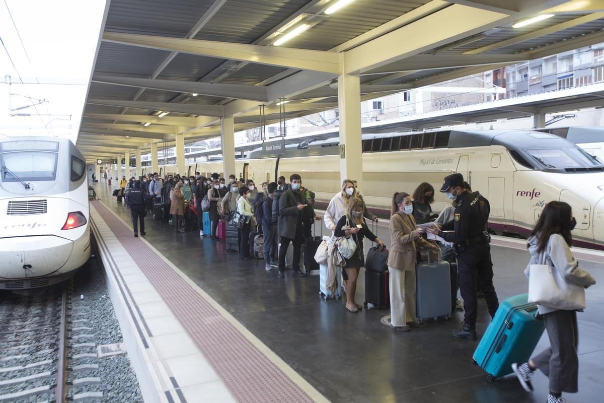 Controles de la Policía Nacional en la estación de Renfe en Alicante Controles de la Policía Nacional en la estación de Renfe en Alicante