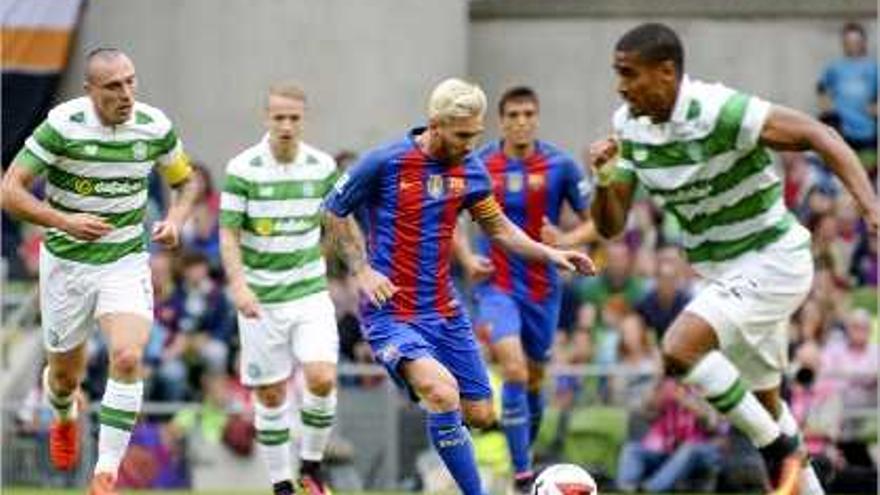Leo Messi envoltat de jugadors del Celtic en el partit que es va jugar ahir, a Dublín.