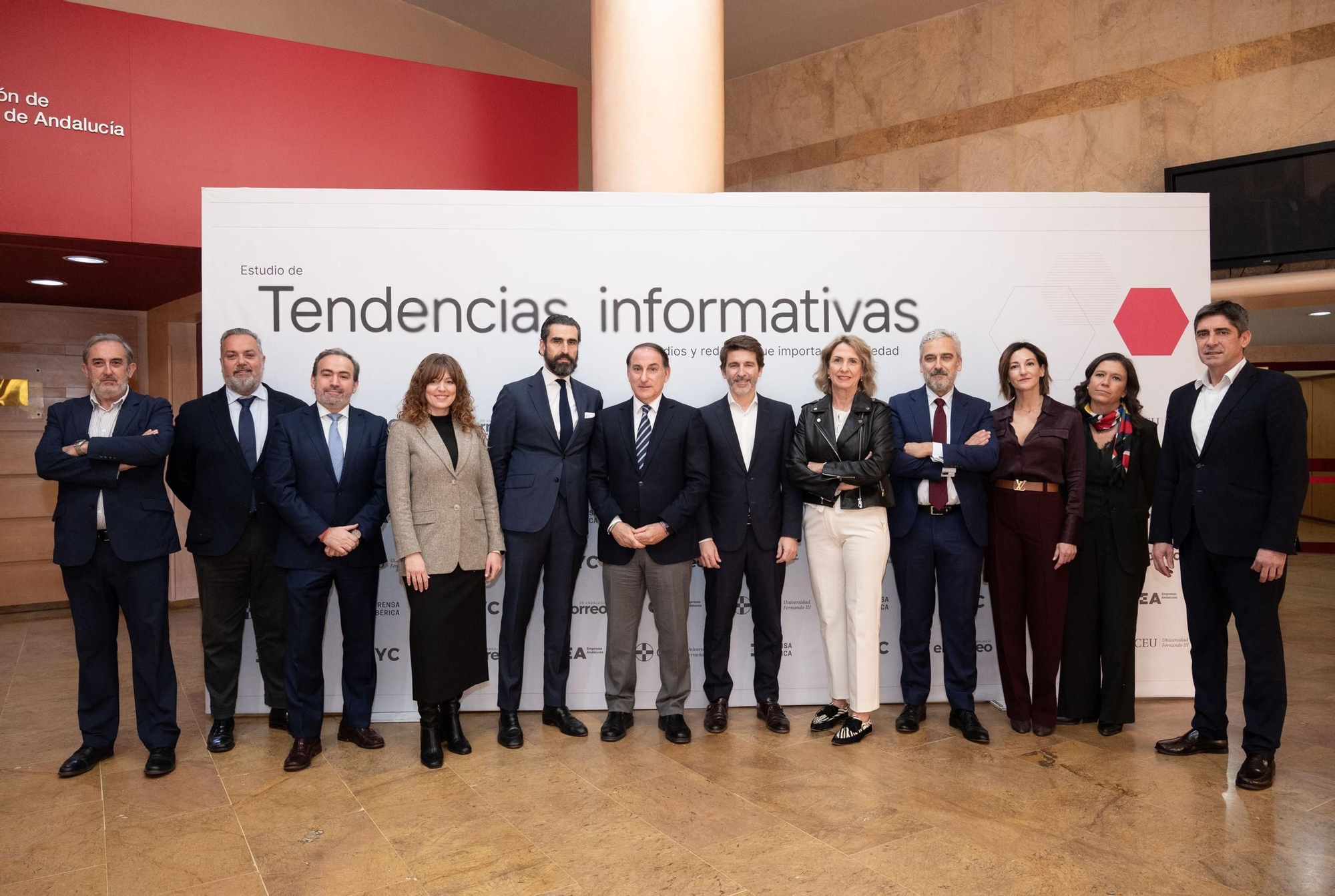De izquierda a derecha: José Ramón Mendaza, director de La Opinión de Málaga; Raúl Rico, gerente de El Correo de Andalucía; Pablo Gutiérrez de Cabiedes, Decano de la Facultad de Ciencias Jurídicas y Empresariales de la Universidad CEU Fernando III; Bárbara Guillén, directora de Estrategia de Negocio de LLYC Europa; Iñaki Ortega, director general LLYC Madrid; Javier González de Lara, presidente de CEA; Sergi Guillot, director general de Prensa Ibérica; Berta Pascual, directora territorial de Comunicación y Marketing de QuirónSalud Andalucía; Jose Antonio León Capitán, director de comunicación RRII Stellantis Iberia; Mar Vega, delegada comercial en Andalucía de Prensa Ibérica; Isabel Morillo, directora de El Correo de Andalucía; Andrés Sánchez, director general de Prensa Ibérica en la Comunidad Valenciana, Murcia y Andalucía