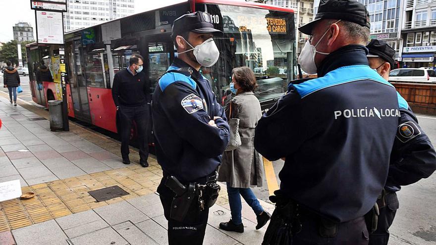 Efectivos de la Policía Local de A Coruña. | // VÍCTOR ECHAVE