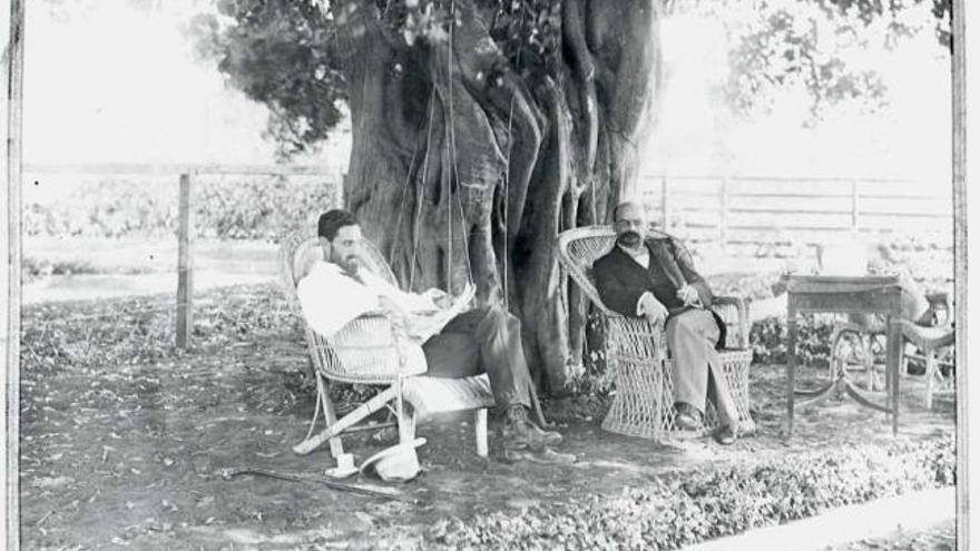 El diplomático inglés Roger Casement, a la izquierda, durante su estancia en África en 1903. / la opinión