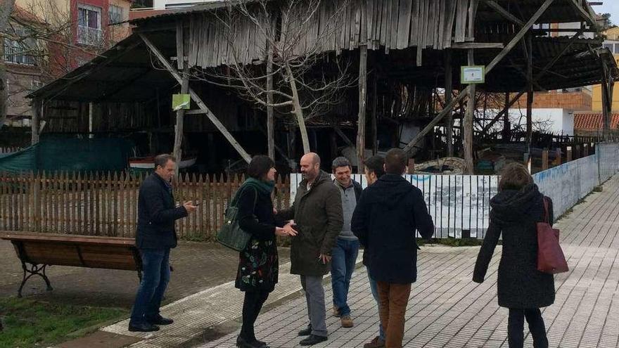 Félix Juncal y Ana Pontón conversan delante del astillero de Banda do Río durante una visita. // G.Núñez