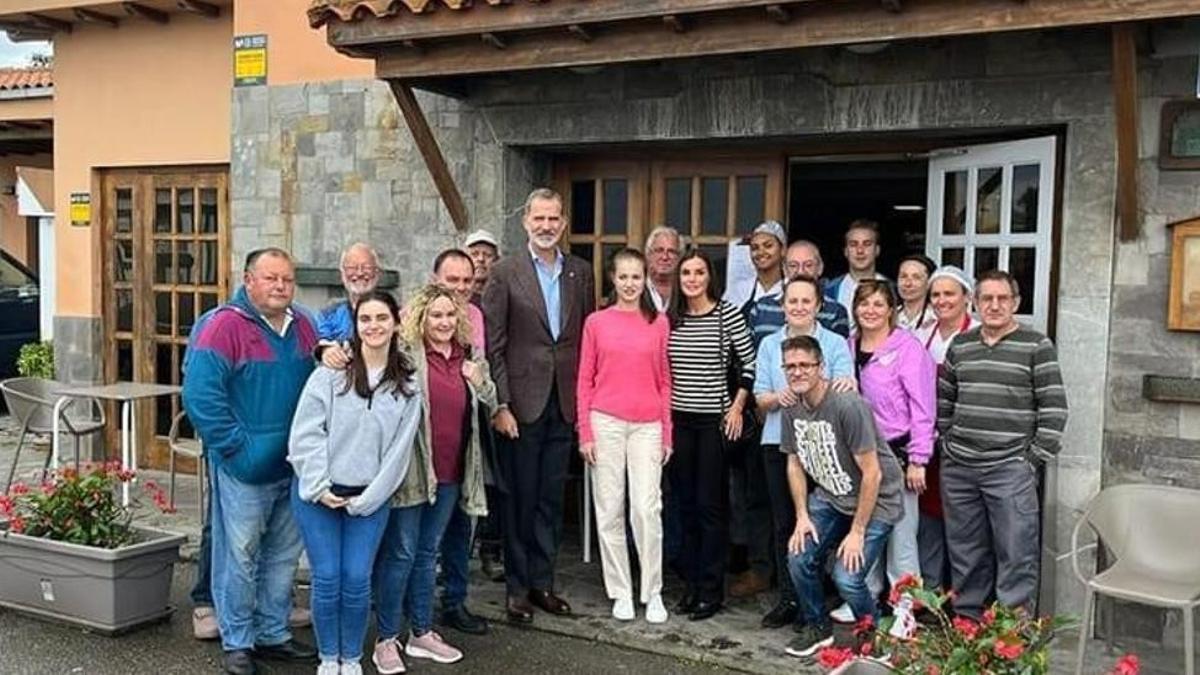 La Familia Real en la puerta del restaurante Casa Fernando (Cudillero, Asturias), donde la princesa Leonor ha entrado para hacer uso del baño