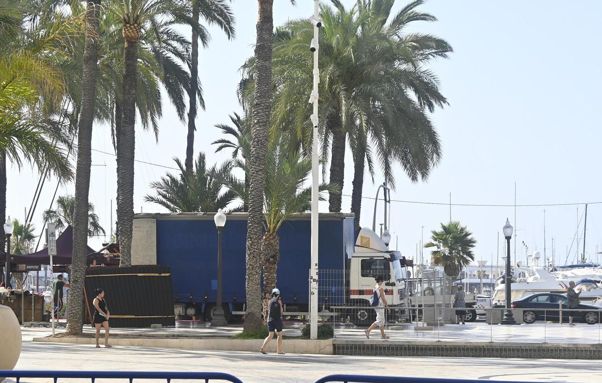 Estado de la Explanada durante el montaje de las Hogueras y Barracas.