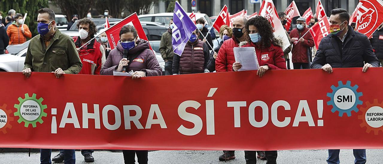 La protesta de los sindicatos, ayer, en la plaza de España de Oviedo. | Luisma Murias