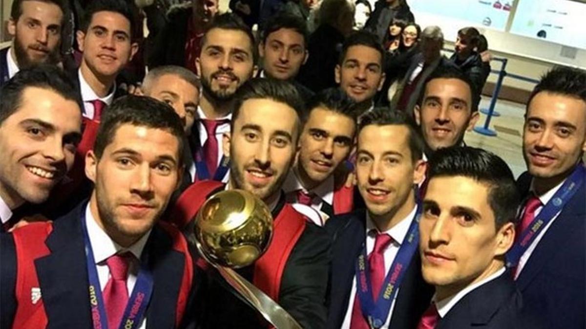 Los jugadores de la selección española, posando con el trofeo en Madrid