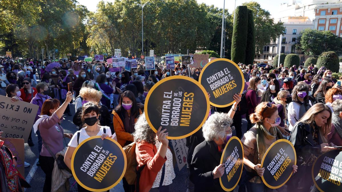 Manifestación de asociaciones feministas en defensa de los derechos de las mujeres y contra la Ley Trans en una imagen de antes de su aprobación.
