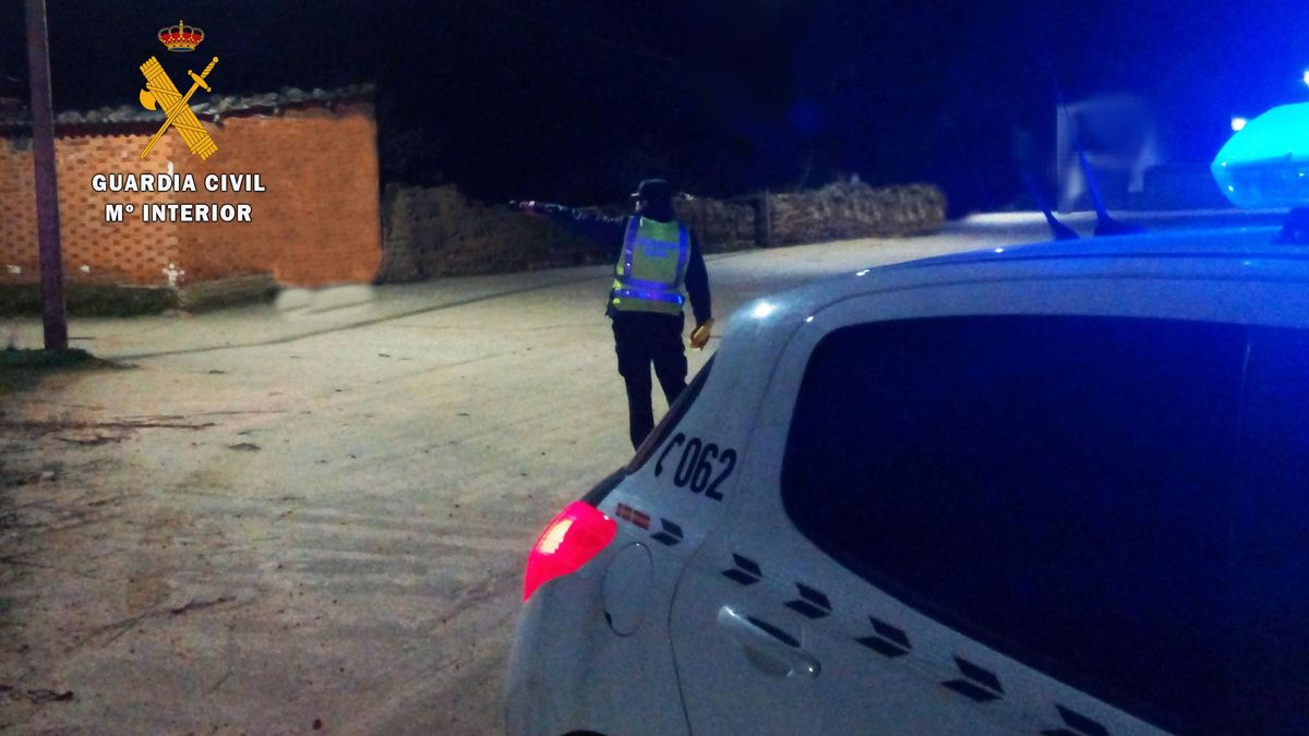 La Guardia Civil en las inmediaciones de la bodega de Vadillo de la Guareña