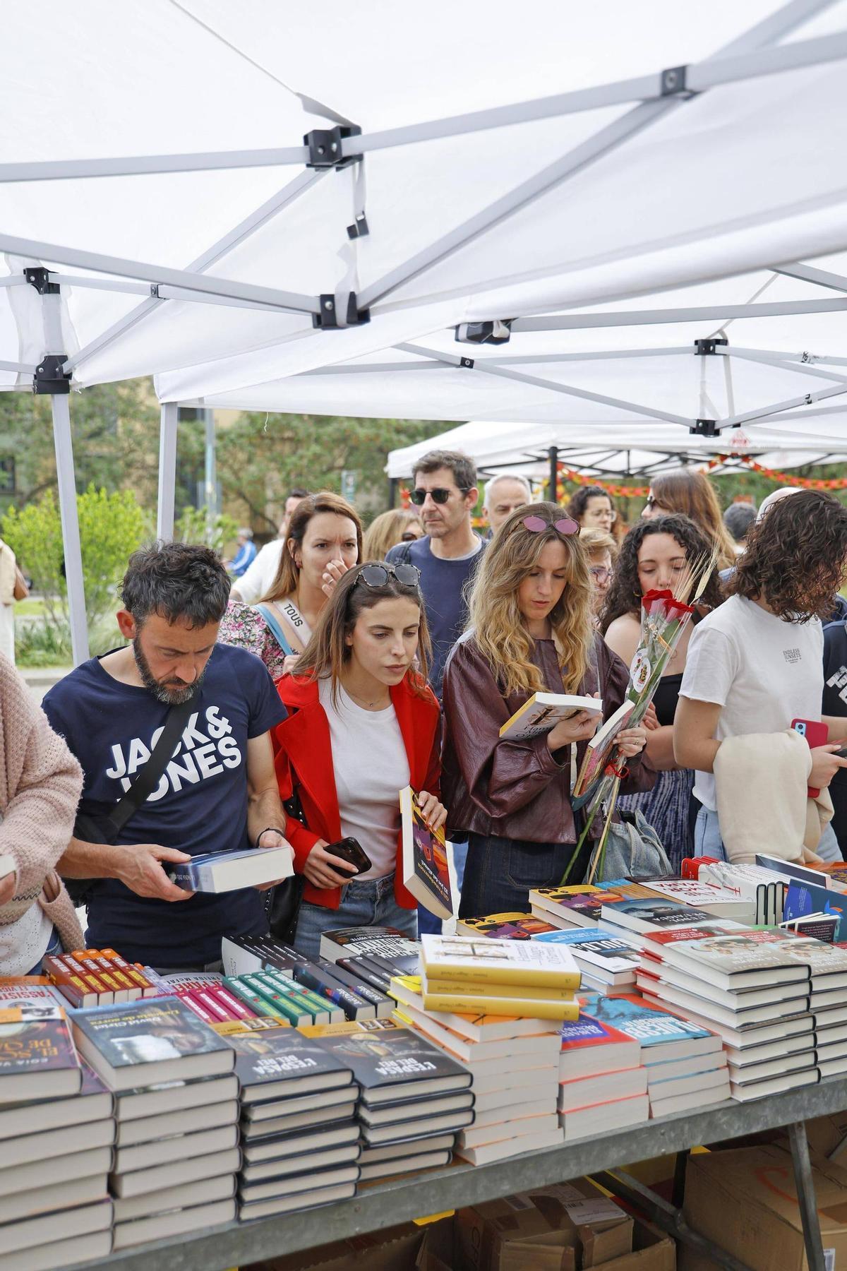 Les imatges de la diada de Sant Jordi a Girona