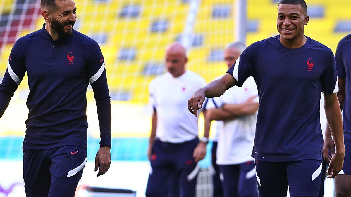 Mbappé y Benzema, ayer en el entrenamiento de la selección francesa. |  // REUTERS