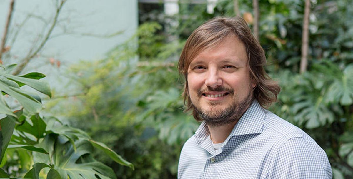 El doctor Gorka Nagore, oncólogo radioterápico, coordina el centro GenesisCare en Alicante.