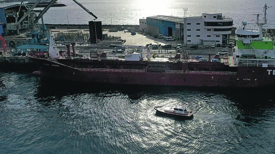 El puerto de Santa Cruz acoge una descarga de sosa cáustica durante doce horas.