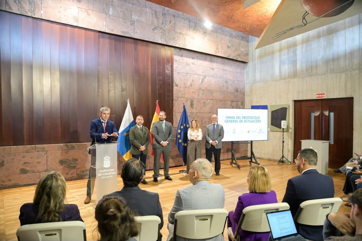 Firma de un convenio de colaboración entre administraciones para crear un Centro de Formación Naval en el Puerto de Santa Cruz.