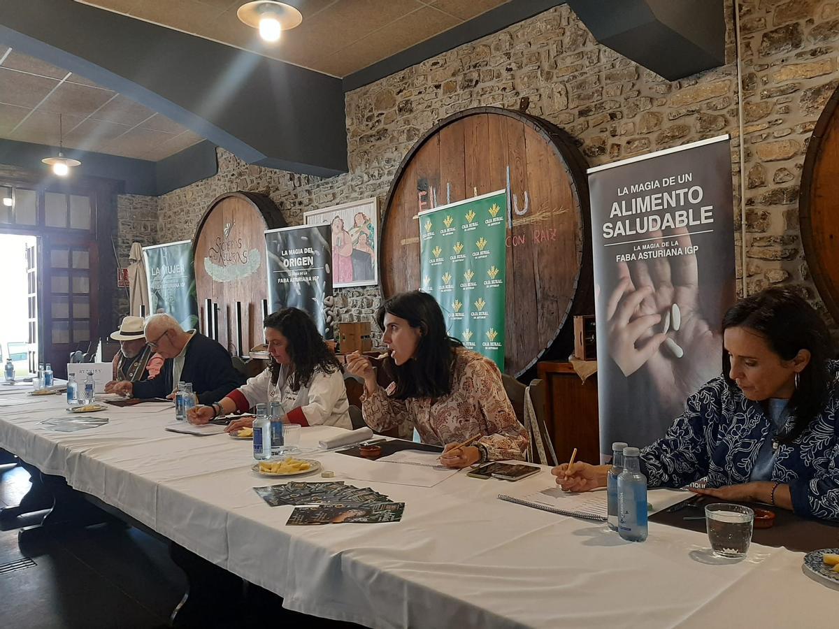 Por la izquierda, Agustín Cueto, María Alicia Candás, Guillermo García, Ana González de Sela y Sonia Vinjoy, en la cata