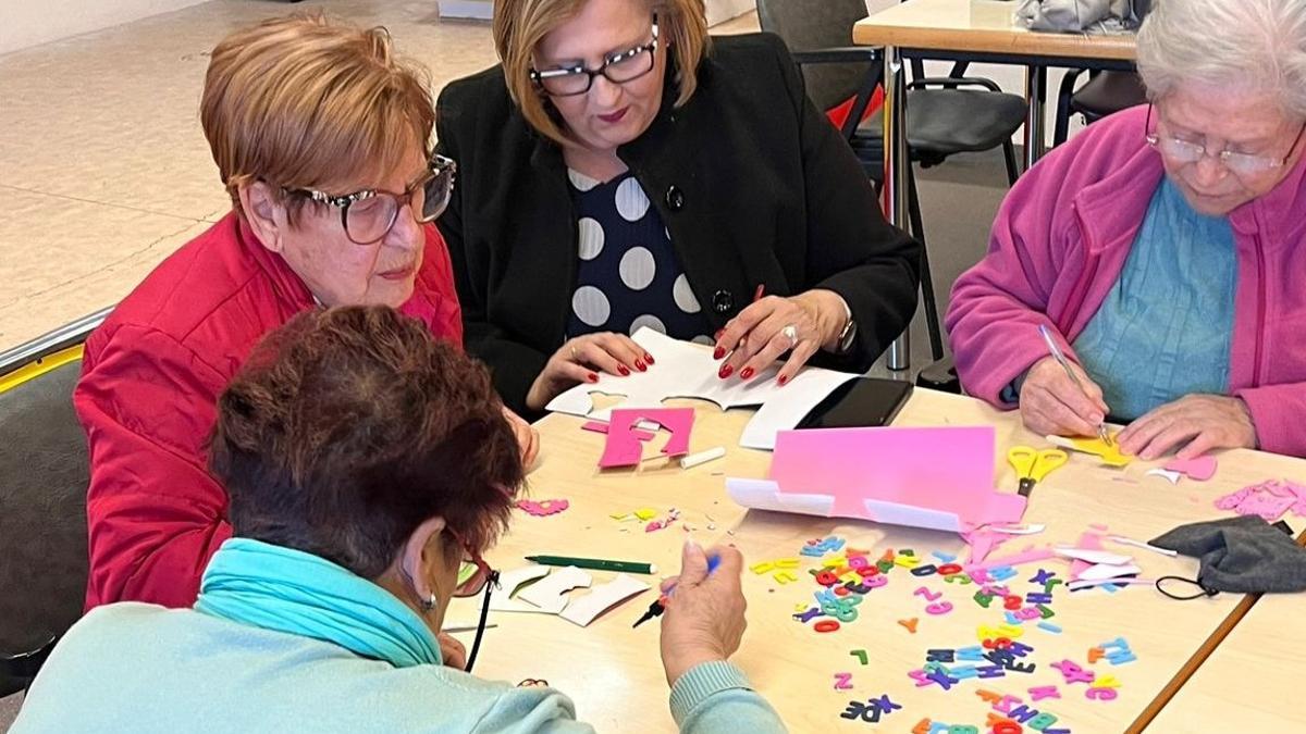 La edil del PSOE durante una visita al centro de mayores de Javalí Viejo.