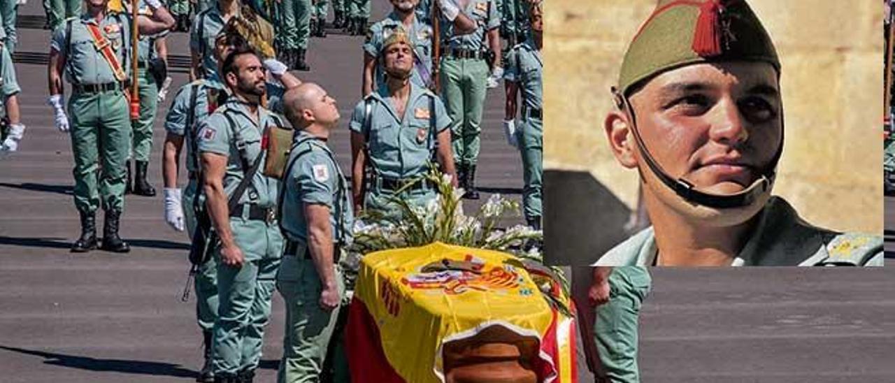 Homenaje al militar mallorquín fallecido (en el recuadro) que se celebró en la base de la Legión en Almería.