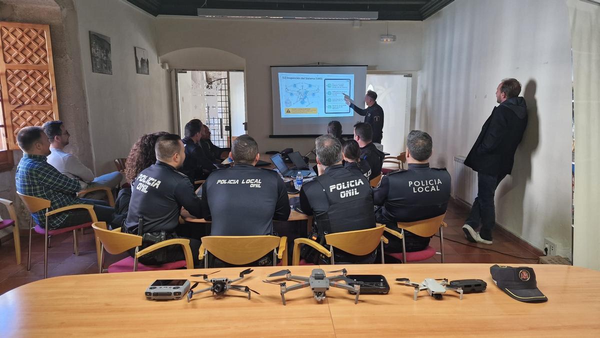 Una sesión formativa sobre drones en la Policía Local de Onil