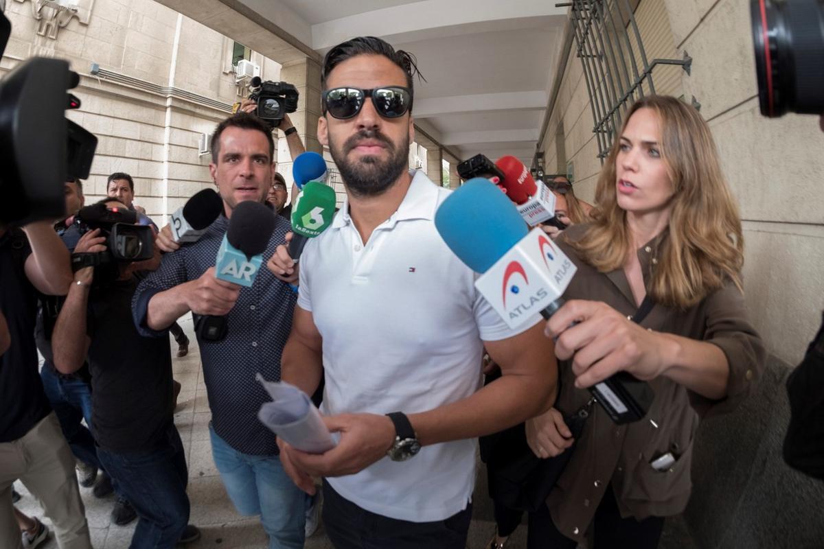 GRAF7267. SEVILLA, 25/06/2018,.- Antonio Manuel Guerrero, uno de los integrantes de ’La Manada’, condenado a nueve años de cárcel por abusar sexualmente de una joven madrileña en Pamplona durante los Sanfermines de 2016, se ha presentado esta mañana ante el juzgado de guardia de Sevilla. EFE/Pepo Herrera