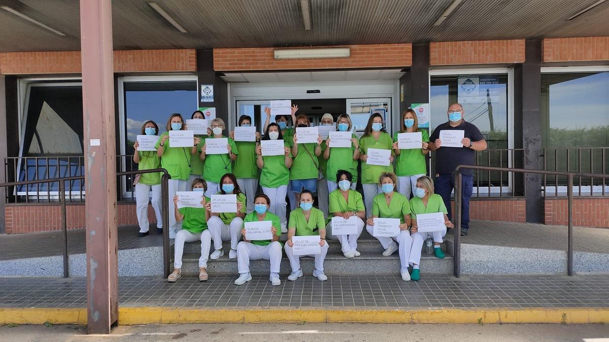 Concentración de trabajadoras de la limpieza en un hospital de la provincia de Cáceres.