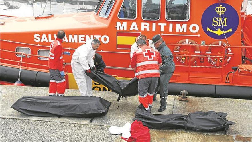 Mueren tres inmigrantes de una patera en el Estrecho