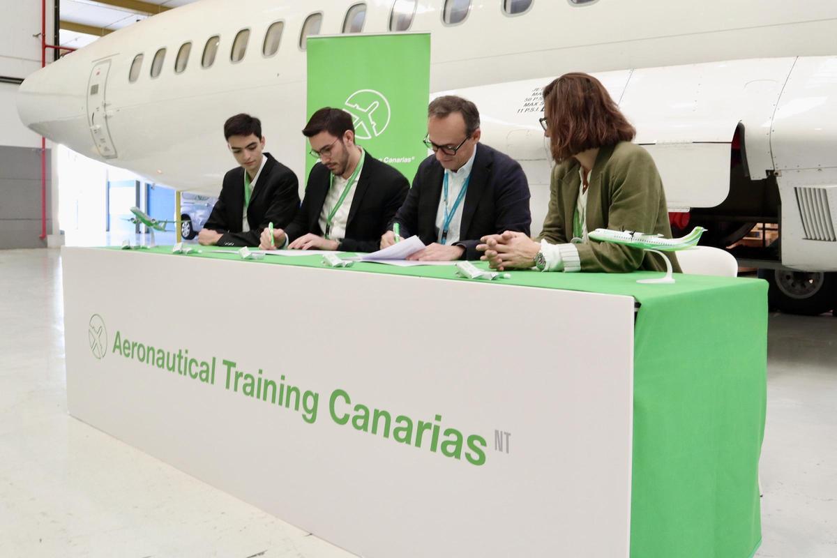Firma del acuerdo de simuladores aéreos con ‘Binter Virtual’