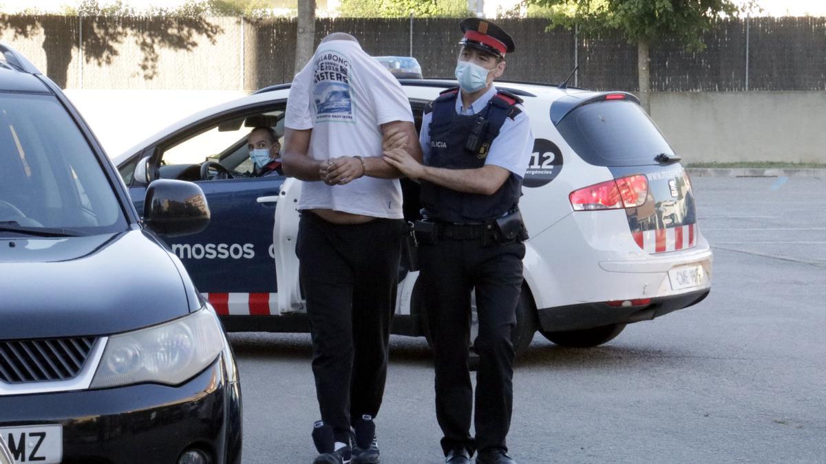 Un dels detinguts en l'operatiu contra la trama de tràfic de drogues de Santa Coloma de Farners arribant als jutjats, el 4 de setembre del 2020