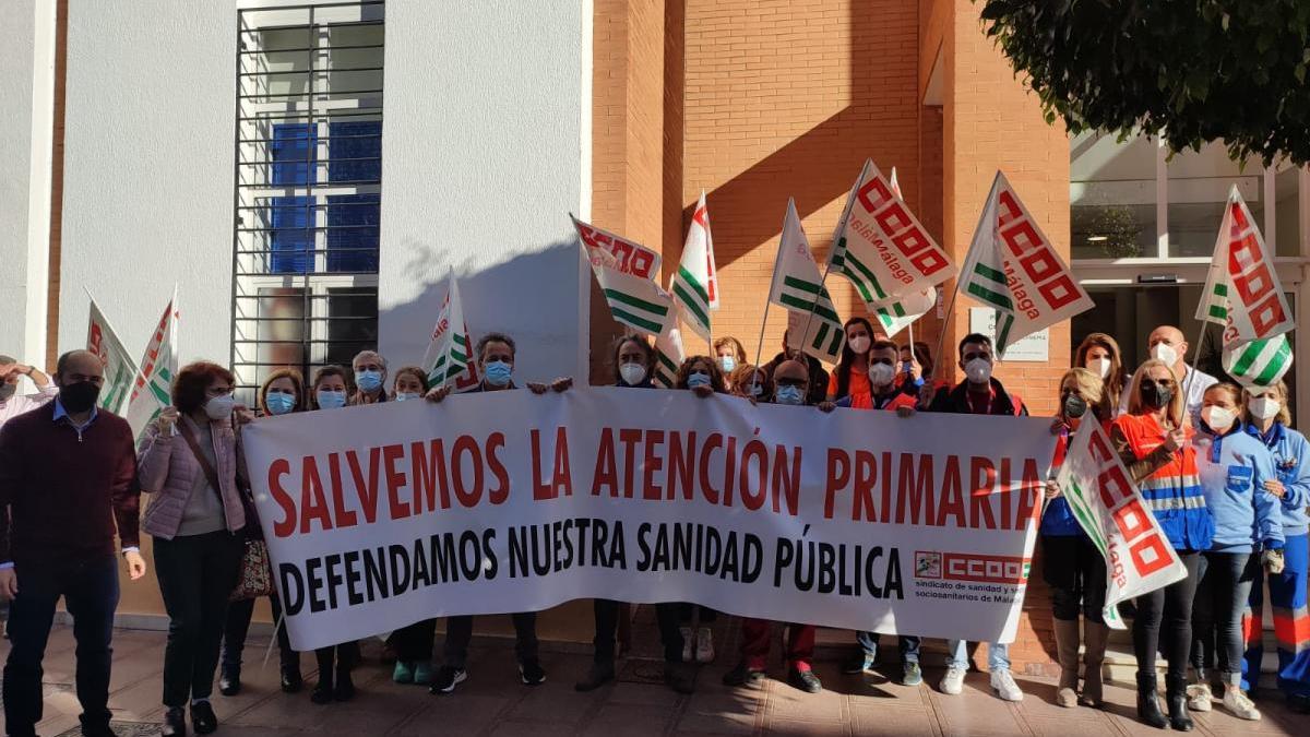 Protesta de CCOO en el centro de salud de Rincón de la Victoria.