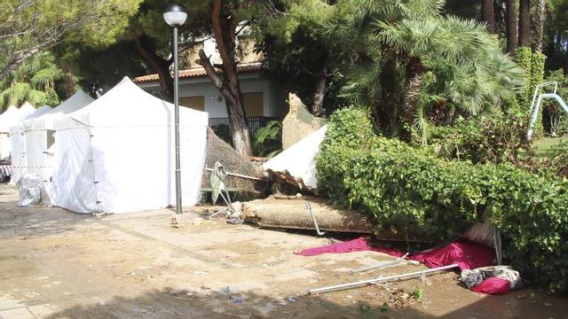 El mur que va caure a les parades del mercat ambulant de Roda de Berà (Tarragonès) per les pluges torrencialsMoren les dues dones, mare i filla, sobre les quals va caure un mur a Roda de Berà (Tarragona) per les pluges torrencials. | ELOI TOST / ACN