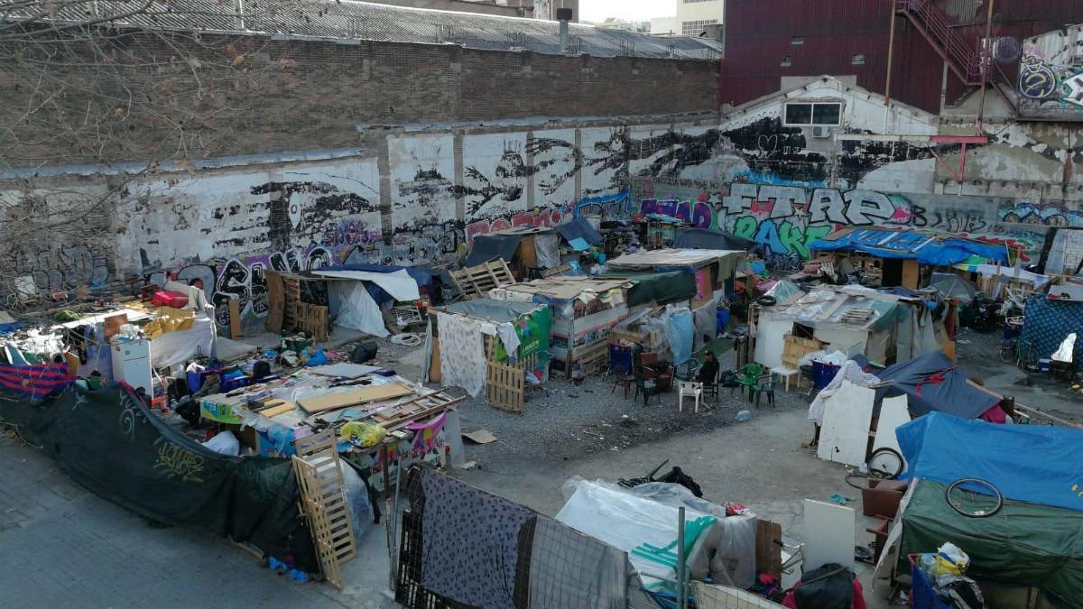 Campamento en la calle Zamora, bajo el puente de la calle Pallars de Barcelona.