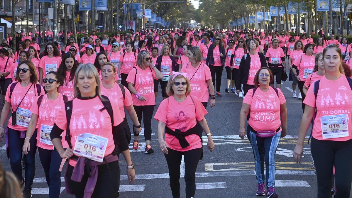 Participantes de la Cursa de les Dones, en 2022 en la Gran Via de Barcelona.