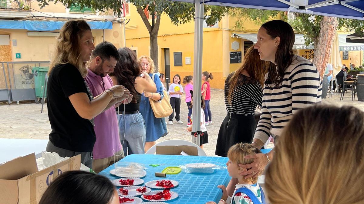Andratx mantiene viva la dulce tradición de los Rosaris Ensucrats de Tots Sants
