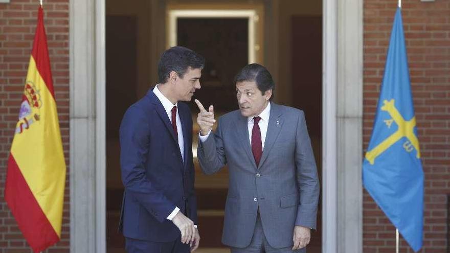 Pedro Sánchez y Javier Fernández, ayer, en la Moncloa, antes del comienzo de la reunión.