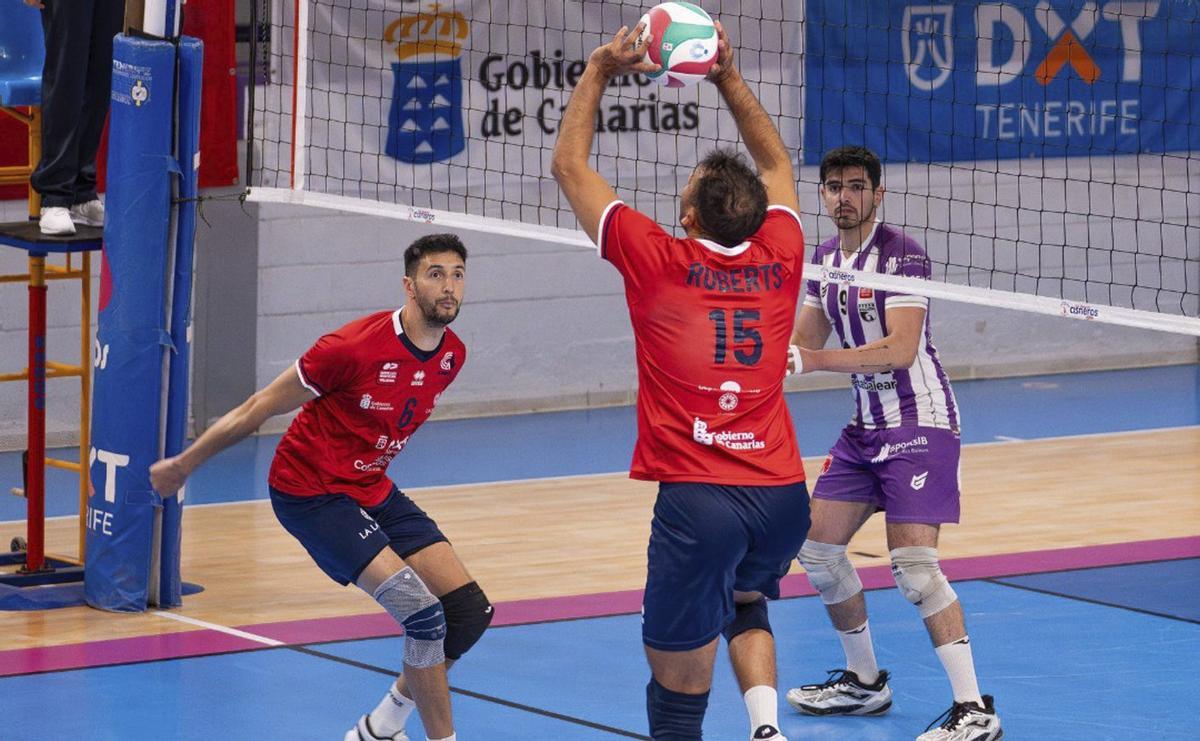 Nacho Roberts, del Cisneros, se eleva para colocar el balón. | CDC