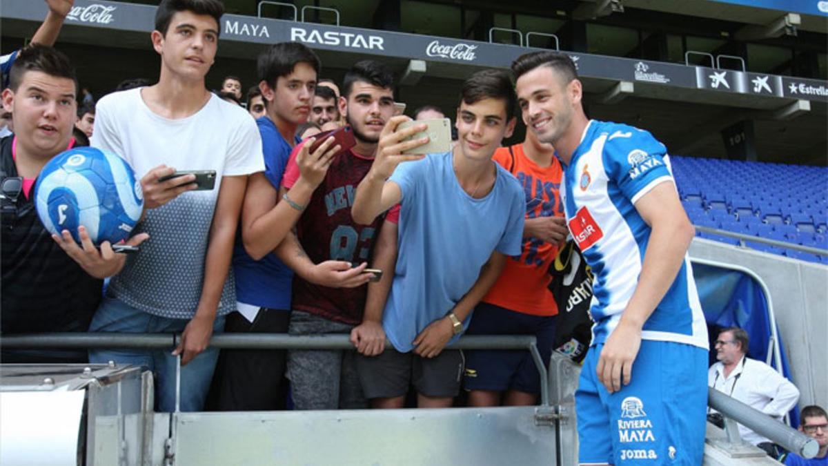 Alvaro Vázquez, con unos aficionados