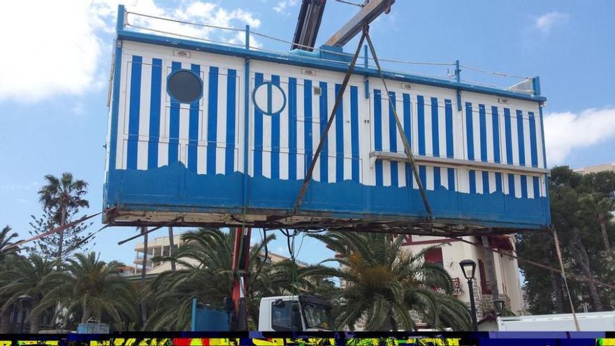 Benicàssim monta el primero de sus cuatro chiringuitos