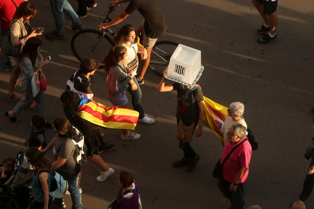 Milers de persones reivindiquen el mandat de l''1 d''octubre al centre de Barcelona