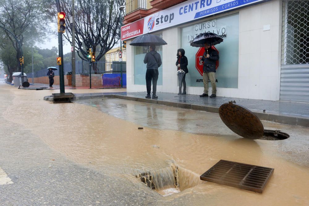 De nuevo, como a comienzos de año, el distrito de Campanillas ha sido el mas castigado por la acumulación de agua, desbordándose arroyos y anegándose muchas de sus calles.